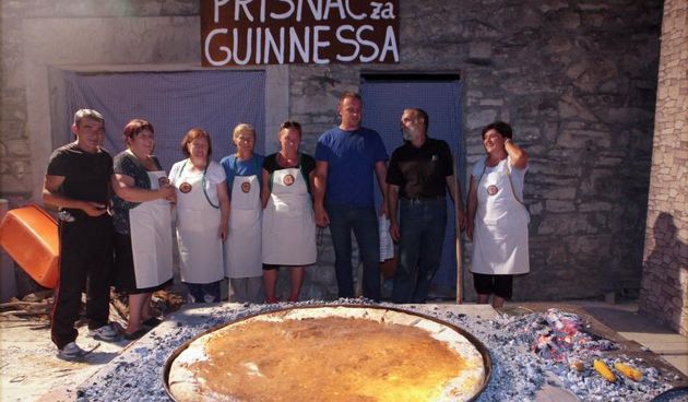 28.07.2013., Benkovac – Benkovacki prisnac je vec odavno puno vise od obicnog jela, autohtona delicija Bukovice i Ravnih kotara, jednostavna, a opet tako dobra. Stoljecima se sprema na ovim prostorima i jedno je od najprepoznatljivijih jela ovoga kraja.