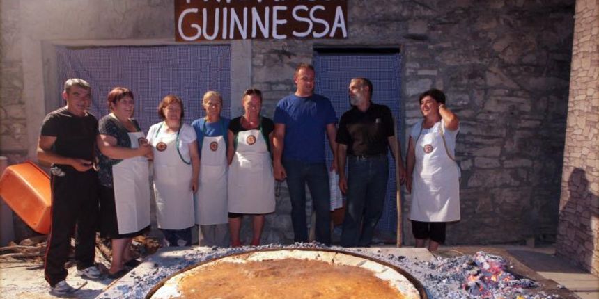 28.07.2013., Benkovac – Benkovacki prisnac je vec odavno puno vise od obicnog jela, autohtona delicija Bukovice i Ravnih kotara, jednostavna, a opet tako dobra. Stoljecima se sprema na ovim prostorima i jedno je od najprepoznatljivijih jela ovoga kraja. 28.07.2013., Benkovac – Benkovacki prisnac je vec odavno puno vise od obicnog jela, autohtona delicija Bukovice i Ravnih kotara, jednostavna, a opet tako dobra. Stoljecima se sprema na ovim prostorima i jedno je od najprepoznatljivijih jela ovoga kraja.
