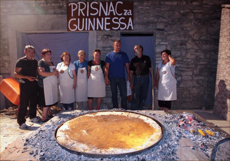 28.07.2013., Benkovac – Benkovacki prisnac je vec odavno puno vise od obicnog jela, autohtona delicija Bukovice i Ravnih kotara, jednostavna, a opet tako dobra. Stoljecima se sprema na ovim prostorima i jedno je od najprepoznatljivijih jela ovoga kraja. 28.07.2013., Benkovac – Benkovacki prisnac je vec odavno puno vise od obicnog jela, autohtona delicija Bukovice i Ravnih kotara, jednostavna, a opet tako dobra. Stoljecima se sprema na ovim prostorima i jedno je od najprepoznatljivijih jela ovoga kraja.