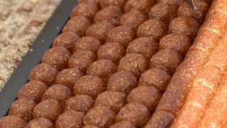 U sklopu 9. Festivala smokve na Trgu pet bunara održava se sajam smokava na kojem proizvođači i prerađivači izlažu i prodaju svoje artikle. Photo: Dino Stanin/PIXSELL U sklopu 9. Festivala smokve na Trgu pet bunara održava se sajam smokava na kojem proizvođači i prerađivači izlažu i prodaju svoje artikle. Photo: Dino Stanin/PIXSELL