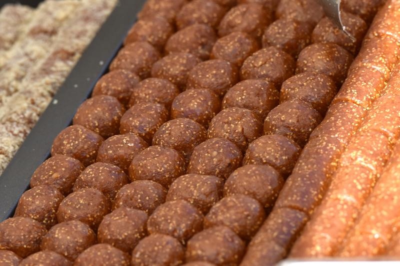 U sklopu 9. Festivala smokve na Trgu pet bunara održava se sajam smokava na kojem proizvođači i prerađivači izlažu i prodaju svoje artikle. Photo: Dino Stanin/PIXSELL U sklopu 9. Festivala smokve na Trgu pet bunara održava se sajam smokava na kojem proizvođači i prerađivači izlažu i prodaju svoje artikle. Photo: Dino Stanin/PIXSELL