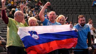 Hrvatski navijači u Parizu na utakmici Slovenija – Hrvatska za 3. mjesto na Svjetskom prvenstvu