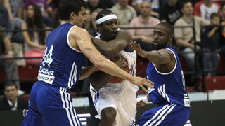 Zagreb, 040512.
KC Drazen Petrovic.
Kosarkaska utakmica Liga za prvaka ( prvenstvo Hrvatske ) 12.kolo Cibona – Zadar.
Na slici: Goran Vrbanc 34, Antwain Barbour 8, Dewsayne Reed 21,
Foto: Nenad Dugi / CROPIX Zagreb, 040512.
KC Drazen Petrovic.
Kosarkaska utakmica Liga za prvaka ( prvenstvo Hrvatske ) 12.kolo Cibona – Zadar.
Na slici: Goran Vrbanc 34, Antwain Barbour 8, Dewsayne Reed 21,
Foto: Nenad Dugi / CROPIX