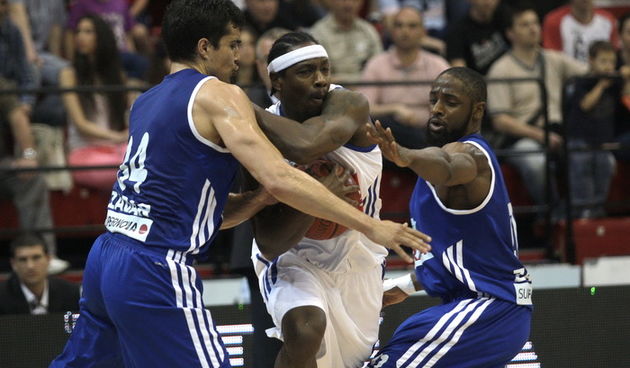 Zagreb, 040512.
KC Drazen Petrovic.
Kosarkaska utakmica Liga za prvaka ( prvenstvo Hrvatske ) 12.kolo Cibona – Zadar.
Na slici: Goran Vrbanc 34, Antwain Barbour 8, Dewsayne Reed 21,
Foto: Nenad Dugi / CROPIX
