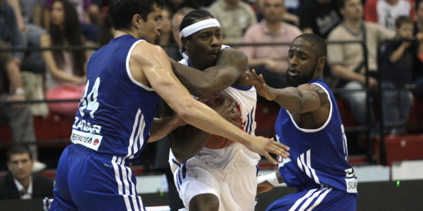 Zagreb, 040512.
KC Drazen Petrovic.
Kosarkaska utakmica Liga za prvaka ( prvenstvo Hrvatske ) 12.kolo Cibona – Zadar.
Na slici: Goran Vrbanc 34, Antwain Barbour 8, Dewsayne Reed 21,
Foto: Nenad Dugi / CROPIX