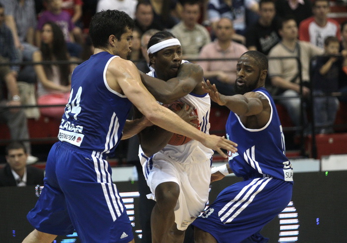 Zagreb, 040512.
KC Drazen Petrovic.
Kosarkaska utakmica Liga za prvaka ( prvenstvo Hrvatske ) 12.kolo Cibona – Zadar.
Na slici: Goran Vrbanc 34, Antwain Barbour 8, Dewsayne Reed 21,
Foto: Nenad Dugi / CROPIX Zagreb, 040512.
KC Drazen Petrovic.
Kosarkaska utakmica Liga za prvaka ( prvenstvo Hrvatske ) 12.kolo Cibona – Zadar.
Na slici: Goran Vrbanc 34, Antwain Barbour 8, Dewsayne Reed 21,
Foto: Nenad Dugi / CROPIX