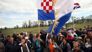 Jankolovica, Biograd, 150912. 
U Jankolovici kraj Biograda odrzan je drugi dan 59. Svjetskog prvenstva u oranju. Ovo natjecanje u oranju odrzava se od 1953. godine, a Hrvatska se ukljucila 2005. godine.
Na fotografiji: hrvatski navijaci.  
Foto: Jure Misk