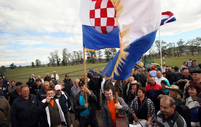 Jankolovica, Biograd, 150912. 
U Jankolovici kraj Biograda odrzan je drugi dan 59. Svjetskog prvenstva u oranju. Ovo natjecanje u oranju odrzava se od 1953. godine, a Hrvatska se ukljucila 2005. godine.
Na fotografiji: hrvatski navijaci.  
Foto: Jure Misk