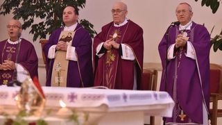 Kistanje: Zadarski nadbiskup Želimir Puljić blagoslovio relikvije sv. Nikole. Foto: Hrvoje Jelavić/PIXSELL Kistanje: Zadarski nadbiskup Želimir Puljić blagoslovio relikvije sv. Nikole. Foto: Hrvoje Jelavić/PIXSELL