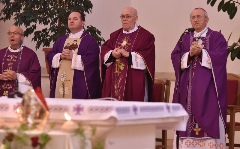 Kistanje: Zadarski nadbiskup Želimir Puljić blagoslovio relikvije sv. Nikole. Foto: Hrvoje Jelavić/PIXSELL Kistanje: Zadarski nadbiskup Želimir Puljić blagoslovio relikvije sv. Nikole. Foto: Hrvoje Jelavić/PIXSELL