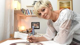 Marina Tomašević crnim vinom slika portrete svojih kolega sa estrade Marina Tomašević crnim vinom slika portrete svojih kolega sa estrade