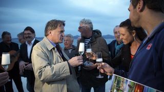 04.04.2014., Zadar – Australac Jason Grdovich zaprosio je svoju djevojku na Morskim Orguljama nakon devet godina veze, a cinu su svjedocili popularni pjevac Mladen Grdovic, gradonacelnik Bozidar Kalmeta, predsjednik zadarske TZ Zvonko Supe te mnogi medi