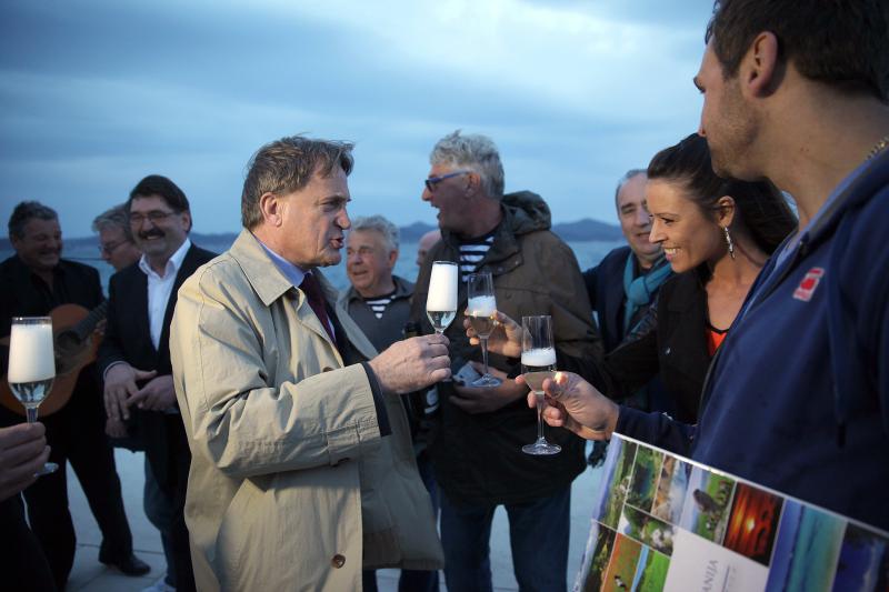 04.04.2014., Zadar – Australac Jason Grdovich zaprosio je svoju djevojku na Morskim Orguljama nakon devet godina veze, a cinu su svjedocili popularni pjevac Mladen Grdovic, gradonacelnik Bozidar Kalmeta, predsjednik zadarske TZ Zvonko Supe te mnogi medi