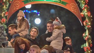 Sv. Nikola s Krampusom i Vilenjakom zabavljao djecu od Kampo Kaštela do Trga Petra Zoranića Sv. Nikola s Krampusom i Vilenjakom zabavljao djecu od Kampo Kaštela do Trga Petra Zoranića