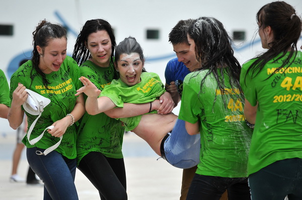 Zadar, 170513. 
Danas su se ucenici zavrsnih razreda zadarskih srednjih skola oprostili od skolskih klupa tradicionalnom Norijadom. 
Uz neizostavni alkohol, pjesmu i prosipanje brasna i jaja po centru grada, nakratko su privukli pozornost prolaznika na se