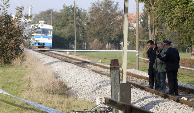 U bjelovarskom prigradskom naselju Male Sredice u cetvrtak u jutro motorni vlak na relaciji Bjelovar – Zagreb naletio je na 15-godisnjaka koji je s biciklom prelazio prugu i s teskim je ozljedama prevezen u bjelovarsku Opcu bolnicu. Foto: Goran Matejak /