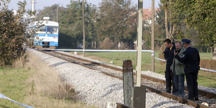U bjelovarskom prigradskom naselju Male Sredice u cetvrtak u jutro motorni vlak na relaciji Bjelovar – Zagreb naletio je na 15-godisnjaka koji je s biciklom prelazio prugu i s teskim je ozljedama prevezen u bjelovarsku Opcu bolnicu. Foto: Goran Matejak / U bjelovarskom prigradskom naselju Male Sredice u cetvrtak u jutro motorni vlak na relaciji Bjelovar – Zagreb naletio je na 15-godisnjaka koji je s biciklom prelazio prugu i s teskim je ozljedama prevezen u bjelovarsku Opcu bolnicu. Foto: Goran Matejak /