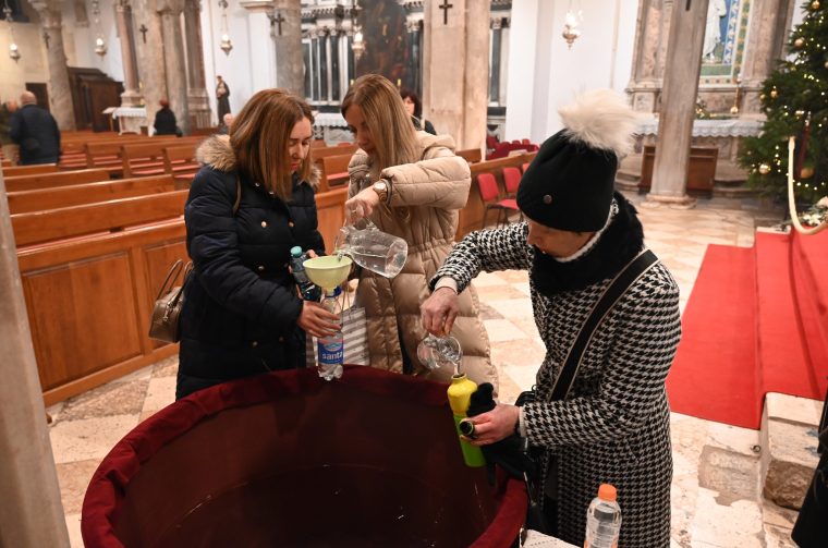 voda zdenac vjernici