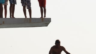Zadar, 030712.
Skakaona na bazenu na Kolovarima omiljeno je okupljalista mladih zadrana zaljubljenika u skokove u more.
Foto: Andrija Lucic / Cropix
