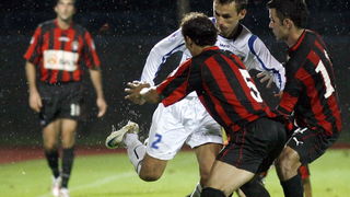 Cakovec, 200809.
Na gradskom stadionu Cakovec igra se prvenstvena utakmica T-com Prve HNL izmedju NK Medjimurje i NK Zadar.
Na fotografiji: U sredini Josip Bilaver iz Zadra u dvoboju s igracima Medjimura.
Foto: Andrej Svoger / Cropix