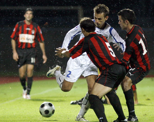 Cakovec, 200809.
Na gradskom stadionu Cakovec igra se prvenstvena utakmica T-com Prve HNL izmedju NK Medjimurje i NK Zadar.
Na fotografiji: U sredini Josip Bilaver iz Zadra u dvoboju s igracima Medjimura.
Foto: Andrej Svoger / Cropix