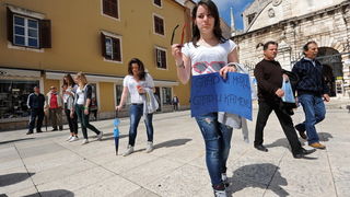 Zadar, 220413
Freeze flash mob performans zadarskih srednjoskolaca na Narodnom trgu.
Na fotografiji: detalj s performansa
Foto: Luka Gerlanc / CROPIX Zadar, 220413
Freeze flash mob performans zadarskih srednjoskolaca na Narodnom trgu.
Na fotografiji: detalj s performansa
Foto: Luka Gerlanc / CROPIX