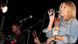 Na Stanovima se Kraljica mira slavi već preko 20 godina, a sinoćnjim misnim slavljem, procesijom i kasnije koncertom na školskom igralištu Stanarci su proslavili još jednu feštu. Koncert su održali grupa Dalmatico i Ivica Sikirić Ićo, foto: I. Perinčić Na Stanovima se Kraljica mira slavi već preko 20 godina, a sinoćnjim misnim slavljem, procesijom i kasnije koncertom na školskom igralištu Stanarci su proslavili još jednu feštu. Koncert su održali grupa Dalmatico i Ivica Sikirić Ićo, foto: I. Perinčić