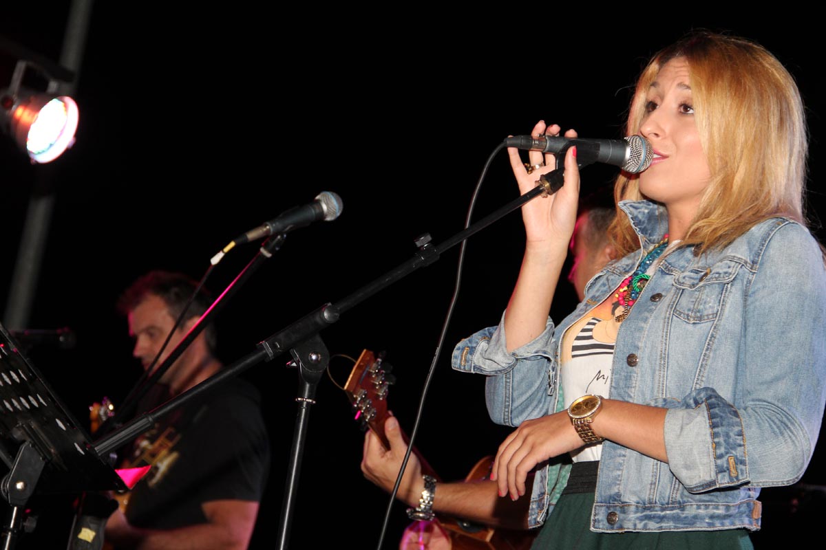 Na Stanovima se Kraljica mira slavi već preko 20 godina, a sinoćnjim misnim slavljem, procesijom i kasnije koncertom na školskom igralištu Stanarci su proslavili još jednu feštu. Koncert su održali grupa Dalmatico i Ivica Sikirić Ićo, foto: I. Perinčić Na Stanovima se Kraljica mira slavi već preko 20 godina, a sinoćnjim misnim slavljem, procesijom i kasnije koncertom na školskom igralištu Stanarci su proslavili još jednu feštu. Koncert su održali grupa Dalmatico i Ivica Sikirić Ićo, foto: I. Perinčić