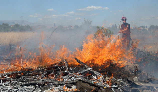 Zadar, 180712.  
Pozar u Smokovicu ponovno je aktivan.
Na terenu su djelatnici JVP Zadar, a pozvane su i zracne snage. Vatrogasci su branili kuce od pozara koji je zahvatio i neka dvorista.
Na fotografiji: detalj sa mjesta pozara.
Foto: Jure Miskovic / CR