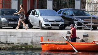 17.07.2013., Zadar – Mlada dama je uz pomoc barkajola presla preko mora na drugu stranu zadarske rive. Photo: Zeljko Mrsic/PIXSELL Autor  Zeljko Mrsic/PIXSELL KLJUČNE RIJEČI  camac, barkajol, brod, zena, djevojka