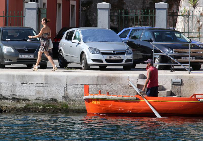17.07.2013., Zadar – Mlada dama je uz pomoc barkajola presla preko mora na drugu stranu zadarske rive. Photo: Zeljko Mrsic/PIXSELL Autor  Zeljko Mrsic/PIXSELL KLJUČNE RIJEČI  camac, barkajol, brod, zena, djevojka