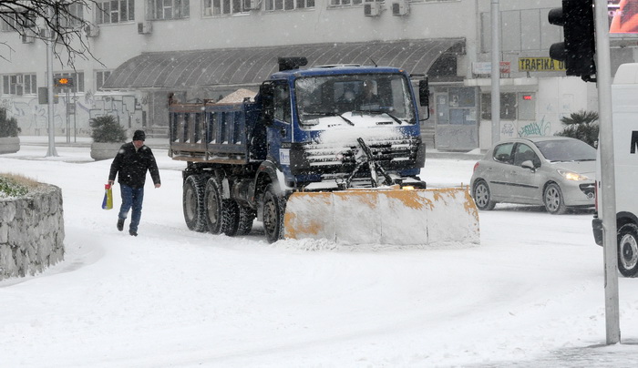 Split, 030212
Nakon nekoliko godina, danima najavljivan snijeg pao je i na Splitskom podrucju. Iako je bio najavljen, Splicani nisu bili spremni na bijeli pokrivac, te im je on uz snaznu buru otezavao svakodnevni zivot. Teperatura je bila oko -3. Najvjero Split, 030212
Nakon nekoliko godina, danima najavljivan snijeg pao je i na Splitskom podrucju. Iako je bio najavljen, Splicani nisu bili spremni na bijeli pokrivac, te im je on uz snaznu buru otezavao svakodnevni zivot. Teperatura je bila oko -3. Najvjero