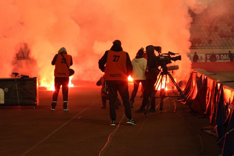 Bakljada i neredi na utakmici Hajduk – Dinamo
