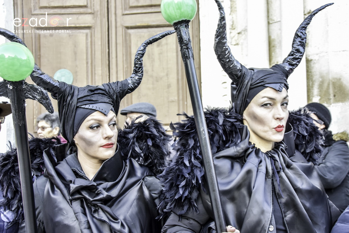 Paški zimski karneval 2018: Karnevalska povorka prošla ulicama grada do Pijace