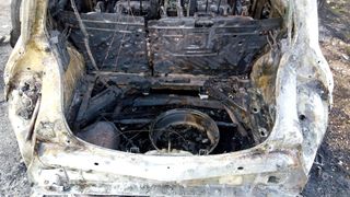 Kod Gračaca u vožnji se zapalio Renault i u potpunosti izgorio Kod Gračaca u vožnji se zapalio Renault i u potpunosti izgorio