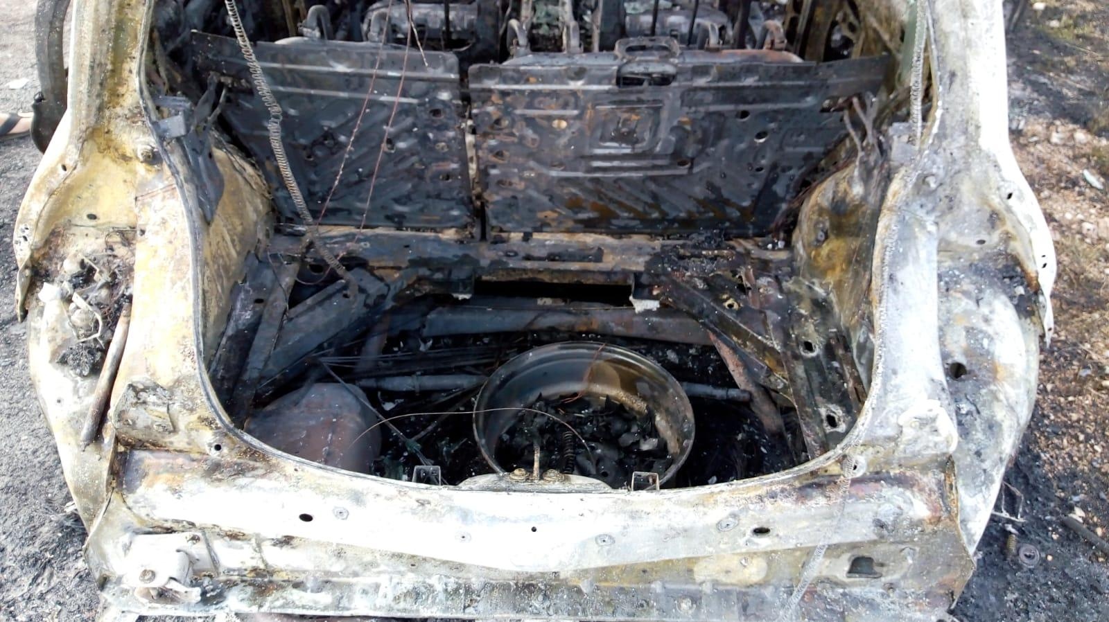 Kod Gračaca u vožnji se zapalio Renault i u potpunosti izgorio Kod Gračaca u vožnji se zapalio Renault i u potpunosti izgorio