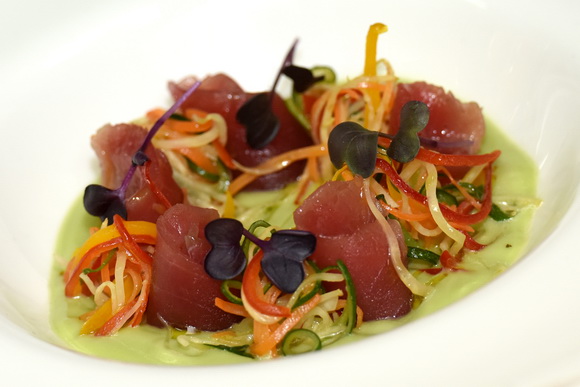 Restoran Foša: Chef Damr Tomljanović oduševio japanskog kolegu pripremom “dalmatinskog sushija” Restoran Foša: Chef Damr Tomljanović oduševio japanskog kolegu pripremom “dalmatinskog sushija”