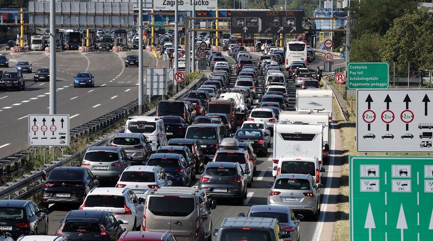 Gužve na naplatnim kućicama Lučko u smjeru mora