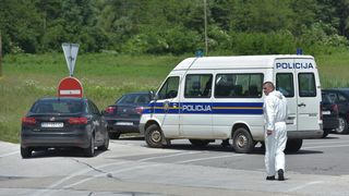 Donji Srb: Policija zaustavila kombi s migrantima, ozlijeđeno dvoje djece