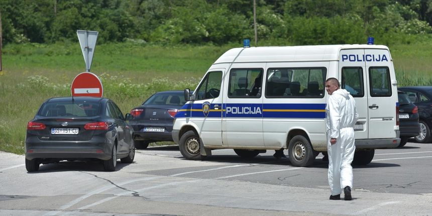Donji Srb: Policija zaustavila kombi s migrantima, ozlijeđeno dvoje djece
