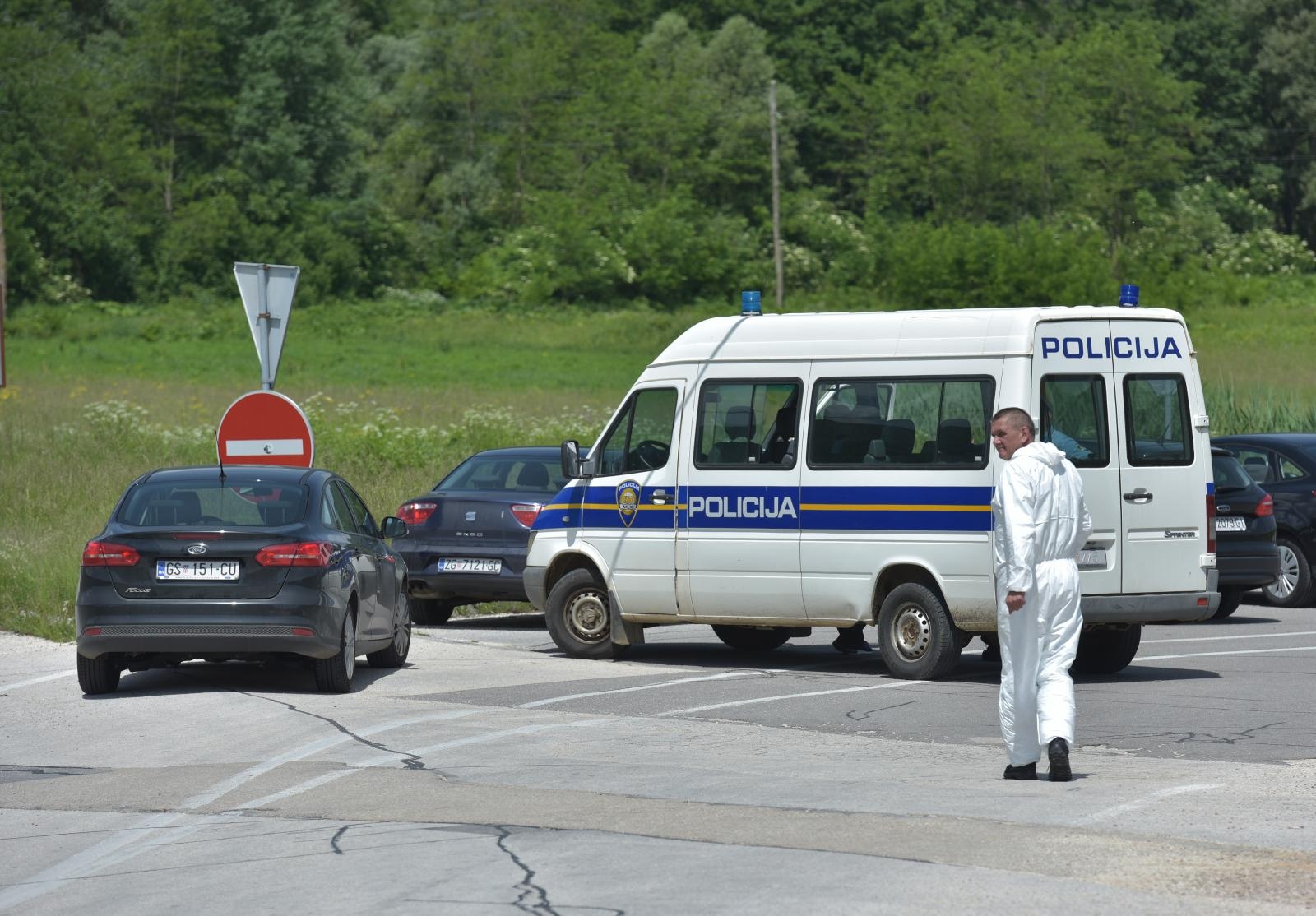 Donji Srb: Policija zaustavila kombi s migrantima, ozlijeđeno dvoje djece