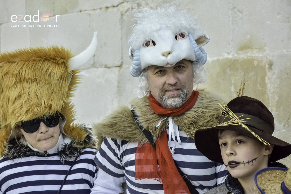 Paški zimski karneval 2018: Karnevalska povorka prošla ulicama grada do Pijace