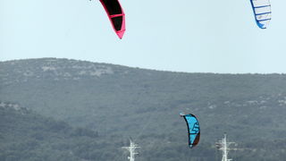 Zadar, 040410.
Na zadarskoj rivi u organizaciji kluba kluba Spinaker odrzala se prva medjunarodna kitesurfing regata, uz sudjelovanje natjecatelja iz Hrvatske, Ceske, Austrije i Slovenije. 
Na fotografiji natjecanje u zadarskom kanalu.
Foto: Vladimir Ivan