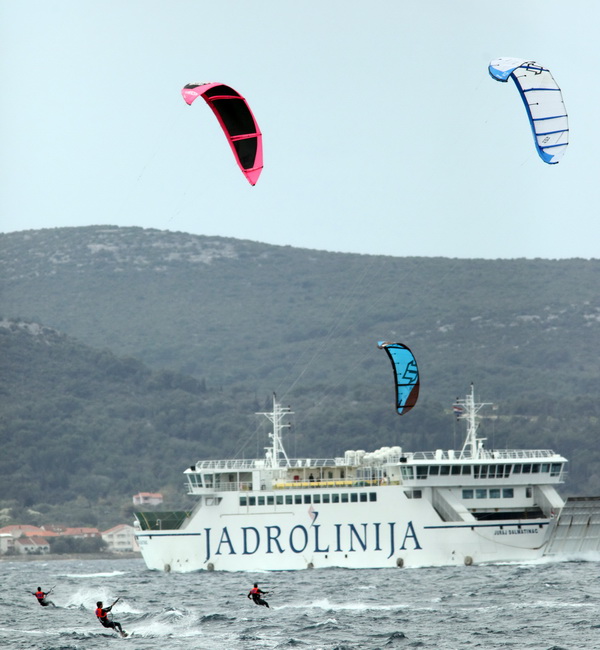 Zadar, 040410.
Na zadarskoj rivi u organizaciji kluba kluba Spinaker odrzala se prva medjunarodna kitesurfing regata, uz sudjelovanje natjecatelja iz Hrvatske, Ceske, Austrije i Slovenije. 
Na fotografiji natjecanje u zadarskom kanalu.
Foto: Vladimir Ivan