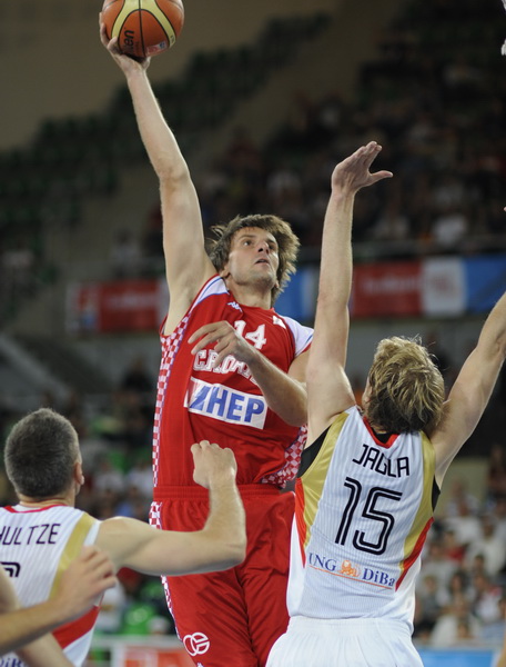 Bydgoszcz, 150909.
Dvorana Sport Arena Luczniczka.
Europsko prvenstvo u kosarci u Poljskoj, drugi krug natjecanja po skupinama 3. kolo grupe E, utakmica izmedju Hrvatske i Njemacke odlucujuca za ulazak u cetvrtfinale.
Na slici: Nicevic.
Foto: Drago Sopta