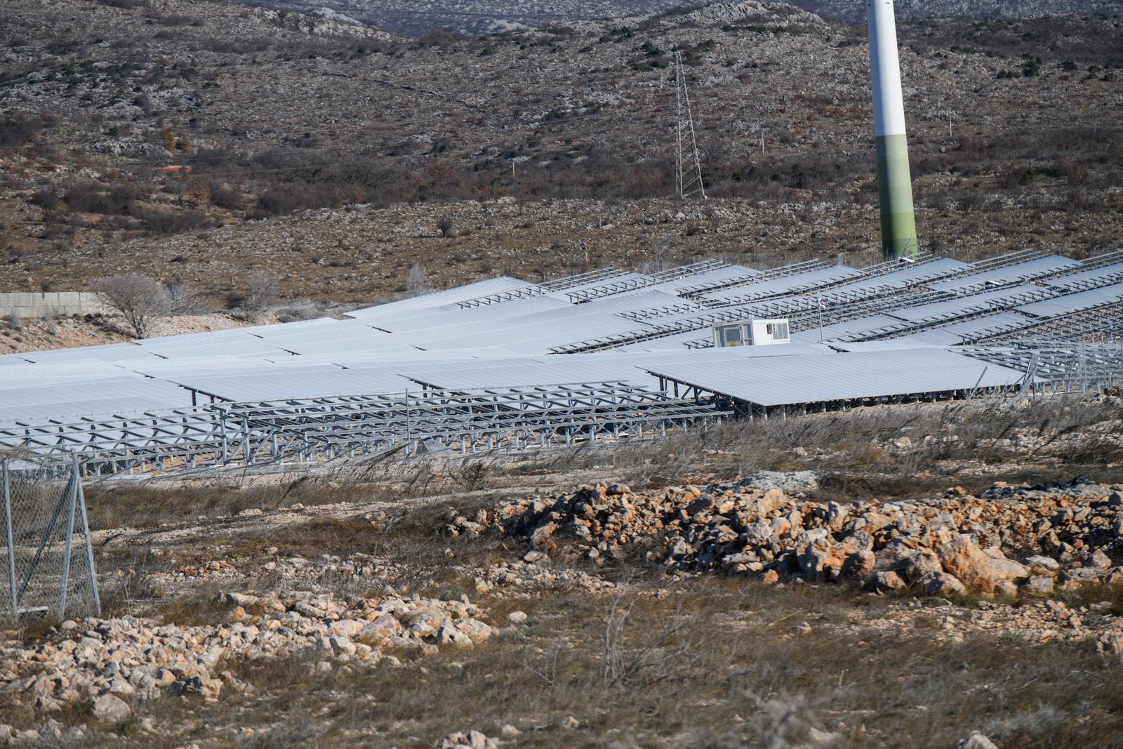 U Zatonu Obrovačkom bura uništila jednu od najvećih solarnih elektrana u Hrvatskoj U Zatonu Obrovačkom bura uništila jednu od najvećih solarnih elektrana u Hrvatskoj
