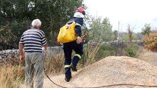Lozovac: veliki požar zaprijetio kućama, kopnenim snagama pridružila se četiri kanadera Lozovac: veliki požar zaprijetio kućama, kopnenim snagama pridružila se četiri kanadera