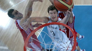 Bydgoszcz, 150909.
Dvorana Sport Arena Luczniczka.
Europsko prvenstvo u kosarci u Poljskoj, drugi krug natjecanja po skupinama 3. kolo grupe E, utakmica izmedju Hrvatske i Njemacke odlucujuca za ulazak u cetvrtfinale.
Na slici: Patrick Femerlin pod kosem