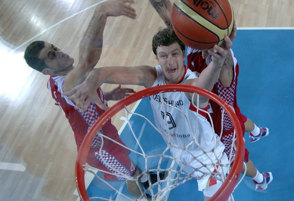 Bydgoszcz, 150909.
Dvorana Sport Arena Luczniczka.
Europsko prvenstvo u kosarci u Poljskoj, drugi krug natjecanja po skupinama 3. kolo grupe E, utakmica izmedju Hrvatske i Njemacke odlucujuca za ulazak u cetvrtfinale.
Na slici: Patrick Femerlin pod kosem