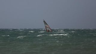 Zadar: Surferi uživaju u valovima koje je prouzročilo snažno jugo, Photo: Filip Brala/PIXSELL